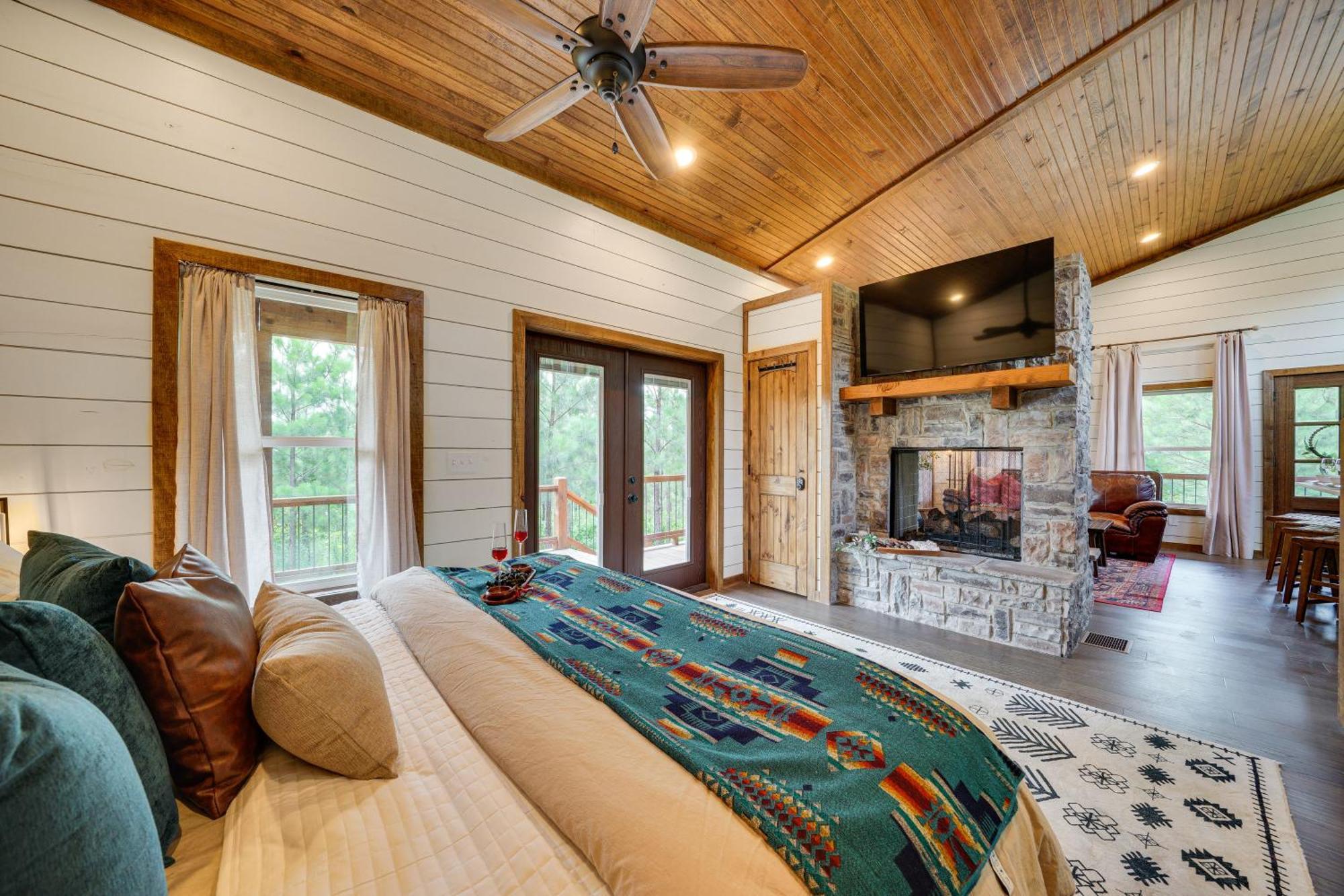 Tree-Lined Broken Bow Studio With Private Hot Tub! Eksteriør bilde